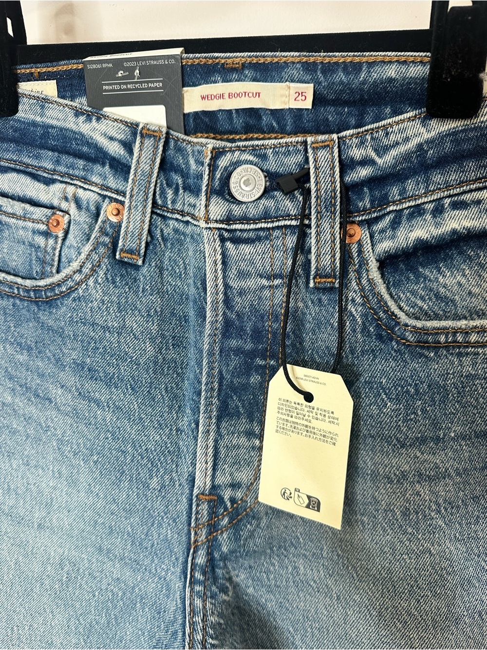 Levi’s Wedgie Bootcut Jeans High Rise Size 25 NWT Light Wash Stretch - Picture 4 of 7